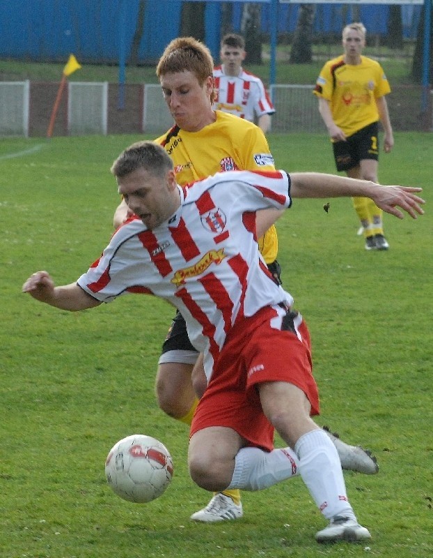 Orzeł Przeworsk (biało-czerwone pasiaki) przegrał w rywalizacji z Avią 0-2.