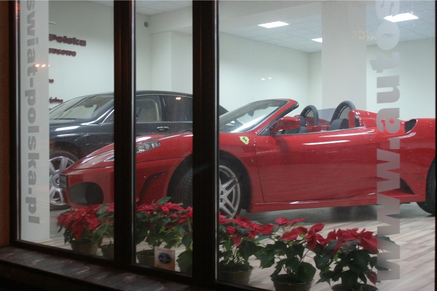 Ten model samochodu Ferrari w luksusowych salonach kosztuje...