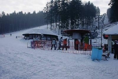 Stacja narciarska na górze Chełm wczoraj zainaugurowała sezon 2010/11 Fot. Maciej Hołuj