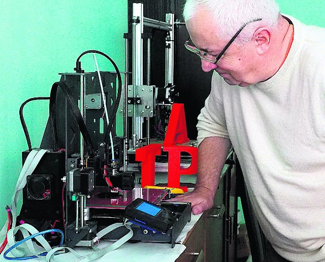Jerzy Blicharski prezentuje drukarkę 3D, która została wykonana w jego zakładzie. Podzespoły elektroniczne pochodzą wprawdzie z importu, reszta, przede wszystkim pomysł, to już domena koszalinian.