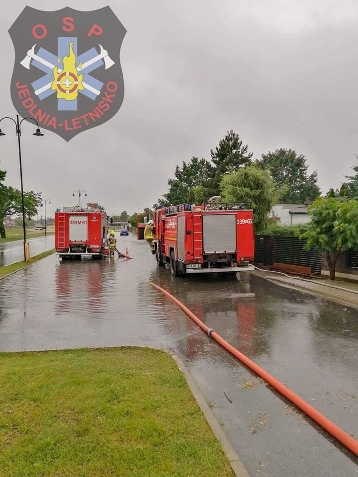 Strażacy wypompowywali w poniedziałek wodę z zalanych...