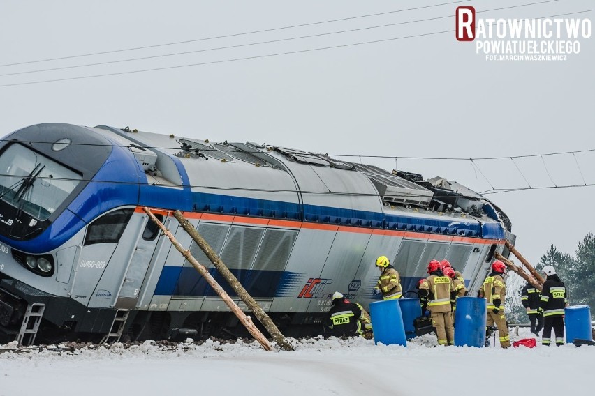 Wypadek na przejeździe kolejowym w Koszarówce. Zderzenie pociągu z cysterną. To cud, że nikt nie zginął [ZDJĘCIA]