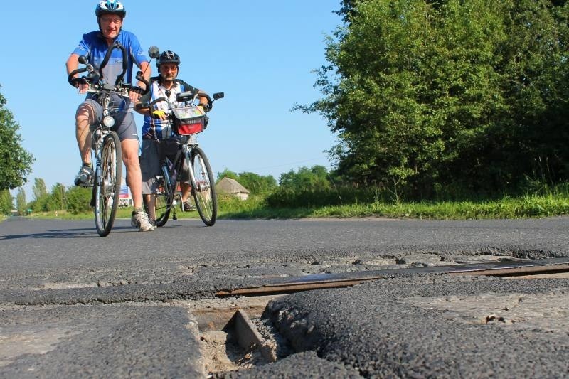 Dziura na dziurze na trasie Tour de Pologne [zdjęcia]