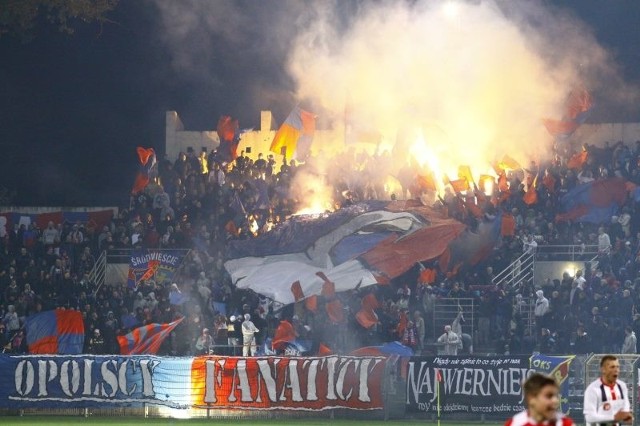 Wniosek policji o zamknięcie stadionu to efekt odpalenia podczas ostatniego meczu II ligi z Rakowem Częstochowa zabronionych prawem rac.