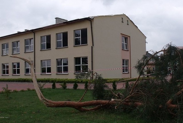 Wichura zerwała dach z budynku Zespołu Szkół Gminnych w Baranowie. Powaliła też rosnące obok drzewa