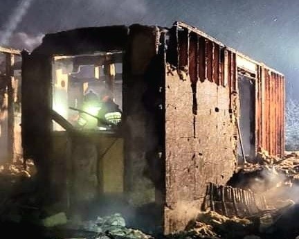 Pożar drewnianego domu w Michrowie pod Grójcem. W akcji sześć jednostek straży pożarnej. Budynek całkowicie spłonął [ZDJĘCIA]