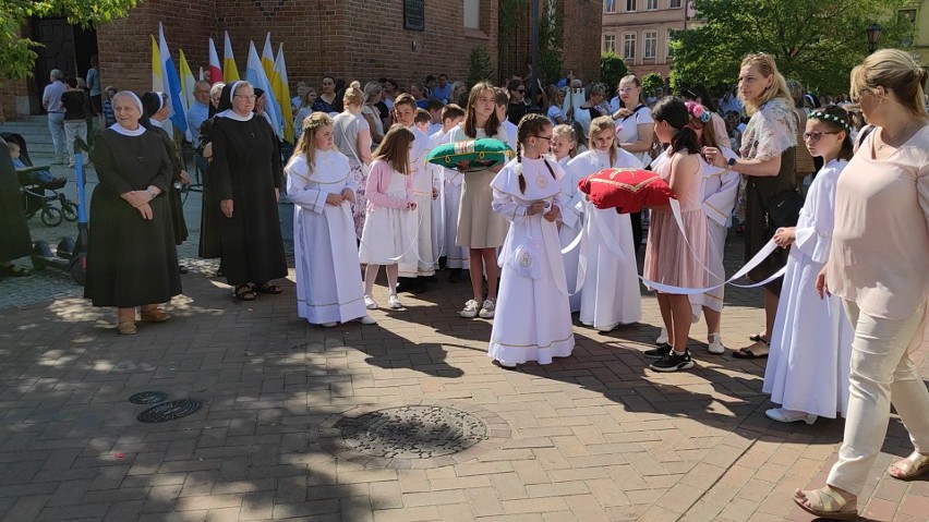 Procesja Bożego Ciała w parafii pw. ścięcia świętego Jana Chrzciciela w Chojnicach | ZDJĘCIA