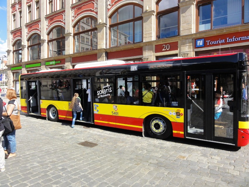 Wrocławianie oglądali nowy autobus. Co sądzą o Solarisach? (ZDJĘCIA)