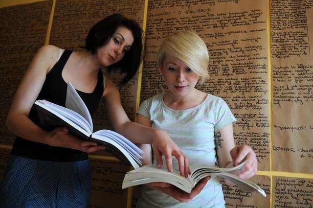 Studentki UMK uczące się w mieszkaniu.Dominika Matulewicz (brunetka) i Maura Jeremicz (blond) uczą się za pomocą ogromnych notatek zawieszonych na ścianach.