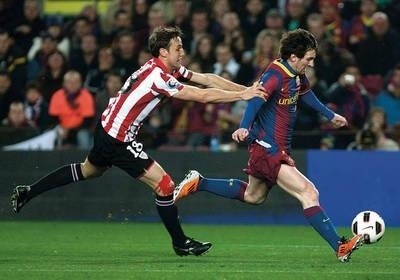 Lionel Messi (Barcelona) ucieka Carlosowi Gurpegiemu (Athletic) Fot. PAP/EPA/ALEJANDRO GARCIA