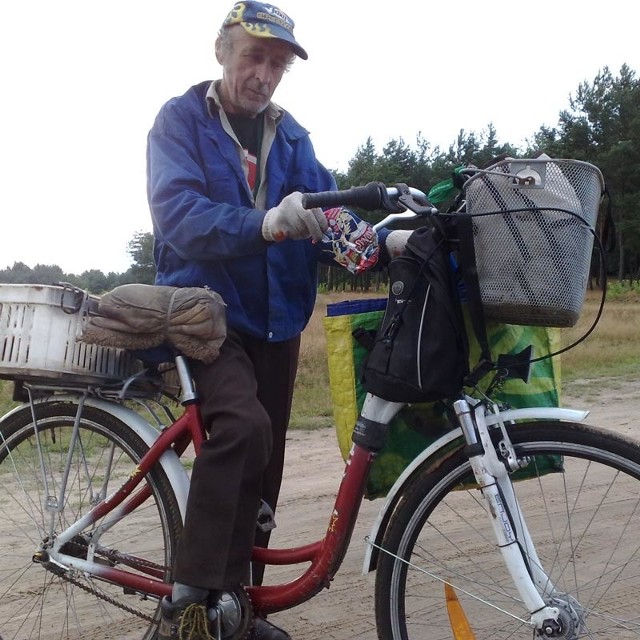 Jan Czachowski przemierza woodstockowe pole na rowerze. I zbiera puszki.