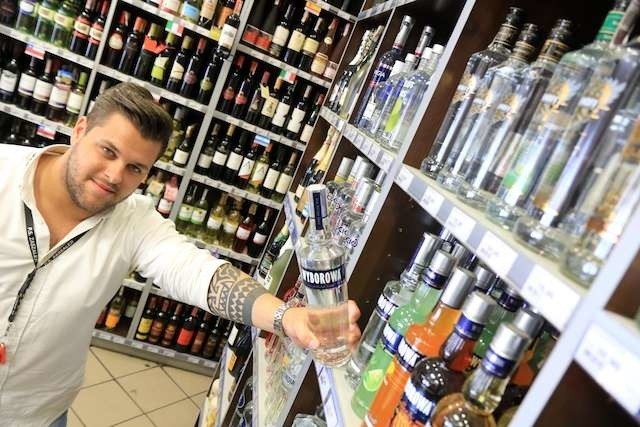 Sebastian Thiel w delikatesach przy Rynku Nowomiejskim. Sklep koncesję na sprzedaż alkoholu ma od dawna