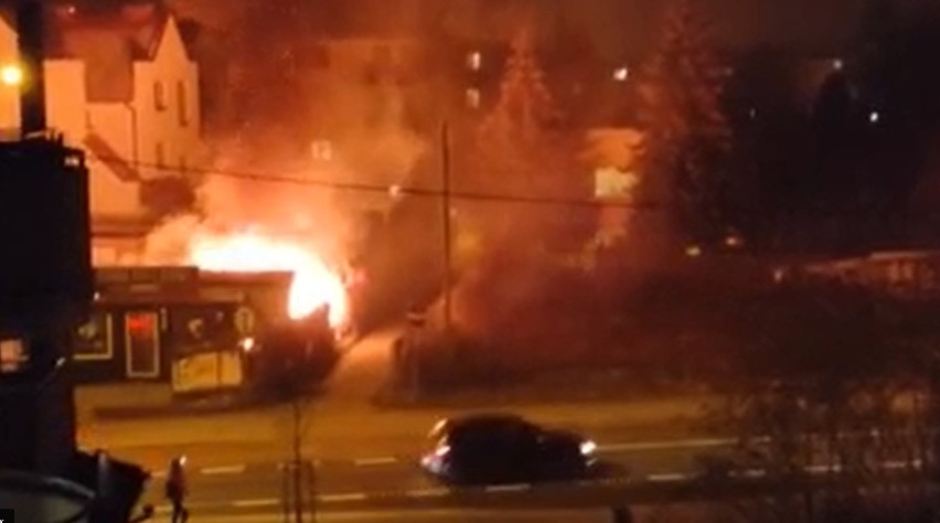 Pożar samochodu na parkingu w Krakowie. W środku zwęglone zwłoki