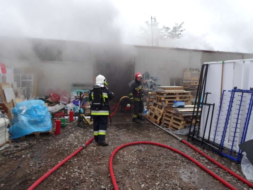 Pożar we Wronkach: Płonęły składy budowlane