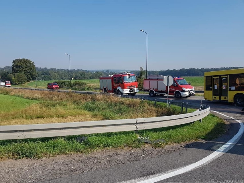 Wypadek na DK 94 w Boniowicach. Zderzyły się dwa samochody i autobus. Lądował LPR