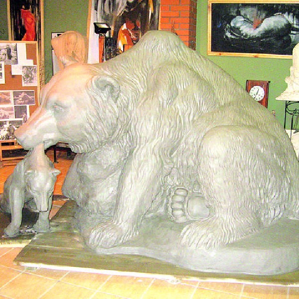 Model niedźwiedzicy z niedźwiadkiem w skali 1:1 jest już gotowy. Wykonał go Michał Pronobis z Radoszyc.