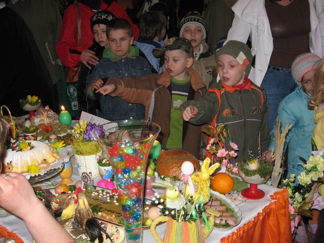 Kolorowe dekoracje i smaczne potrawy budziły zachwyt także najmłodszych