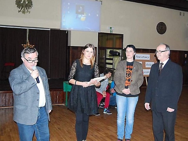 Alicja Monczkowska, zwyciężczyni w kategorii szkół średnich, otrzymała nagrodę książkową (druga od lewej).