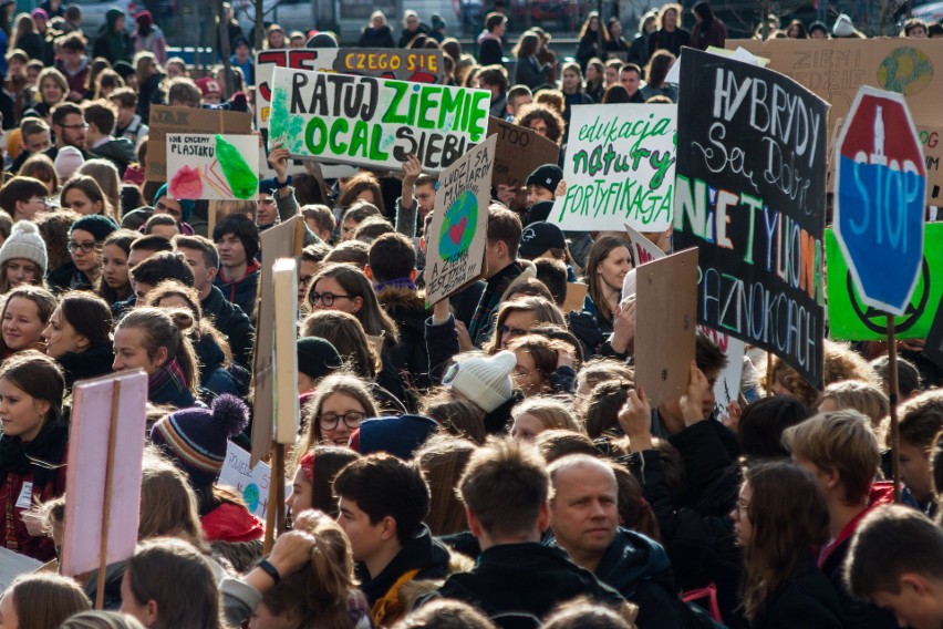 Wielki strajk klimatyczny. Młodzież tłumnie wyszła na ulice Krakowa