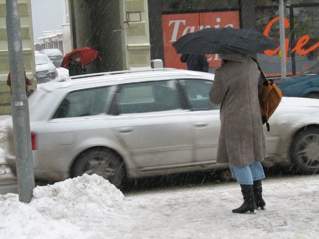 Biały puch sypie w Ełku coraz mocniej