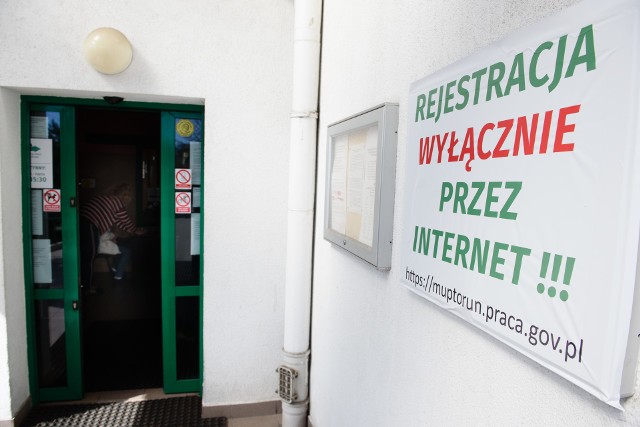 Bezrobotnych przybywa, lecz kolejek osób rejestrujących się nie ma w PUP. To dlatego, że rejestracja odbywa się przede wszystkim online