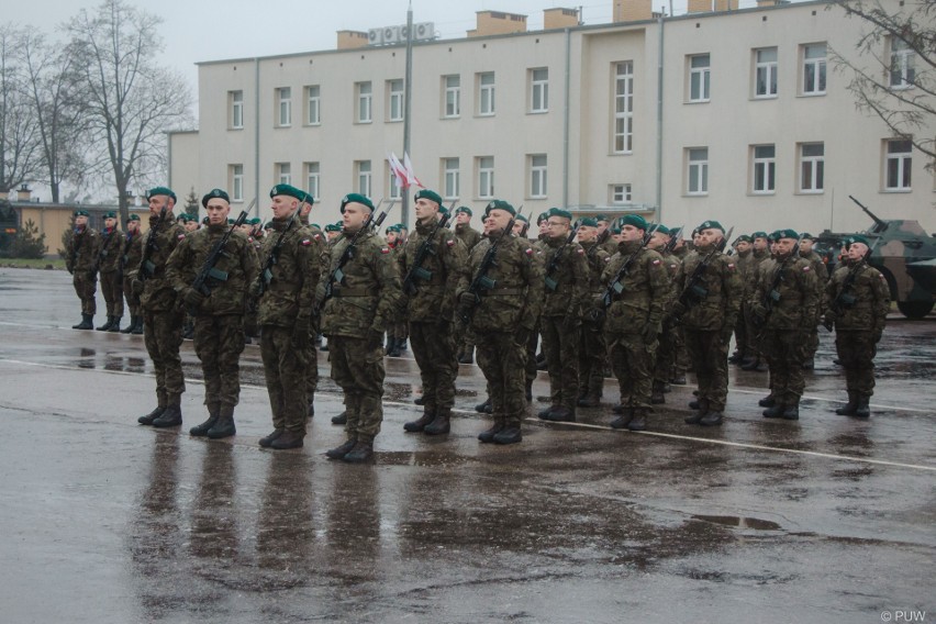 Przysięga żołnierzy dobrowolnej zasadniczej służby wojskowej w Białymstoku. 24 ochotników złożyło ślubowanie