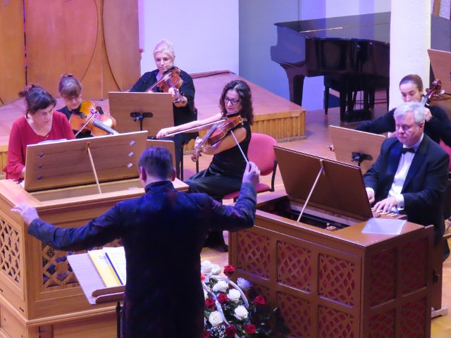 "Concerto festivo" to dzieło przeznaczone na pozytyw (małe przenośne organy) i zostało skomponowane przez współczesnego kompozytora - Dariusza Przybylskiego.