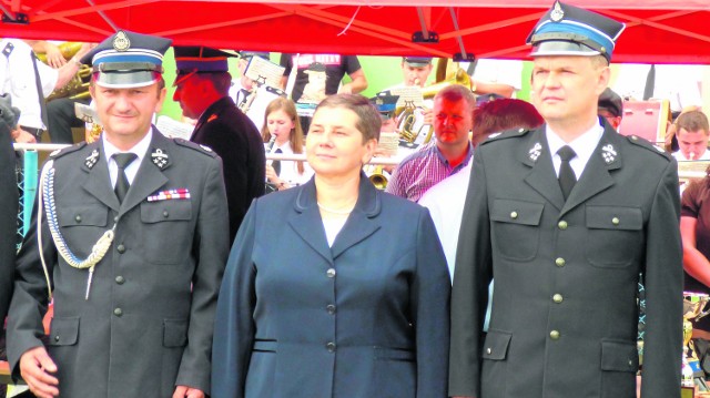 Wójt Sławomir Kowalczyk (z prawej) elegancko prezentuje się również w strażackim mundurze.