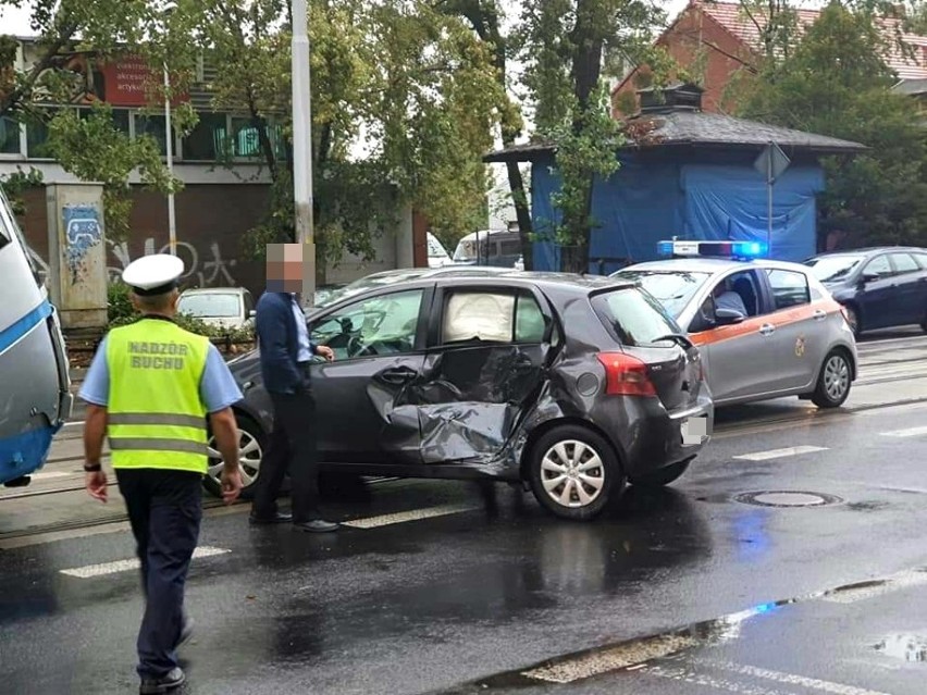 Wypadek tramwaju i dwóch samochodów na Jedności Narodowej (ZDJĘCIA)