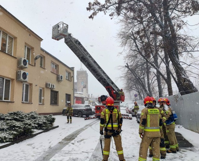 Strażacy interweniowali też przy zabezpieczeniu fragmentu blachy na dachu Powiatowego centrum Pomocy Rodzinie w Radomiu.