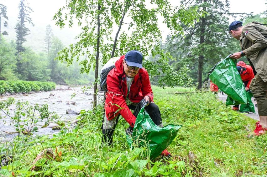 Tatry. Mimo deszczowej aury tysiące wolontariuszy ruszyły na górskie szlaki, by zbierać śmieci