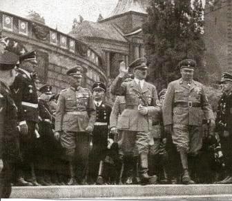 Adolf Hitler w towarzystwie Göringa na Wałach Chrobrego w roku 1938 z okazji nadania mu honorowego obywatelstwa miasta.