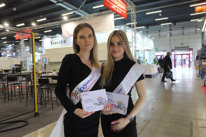 Piękne hostessy na targach "Przemysłowa Wiosna" w Kielcach. Wyjątkowe panie i najnowocześniejsze maszyny