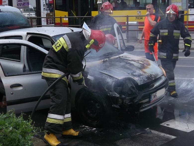 Wrocław: Auto w płomieniach na skrzyżowaniu Pomorskiej i Dubois (FILM, ZDJĘCIA)