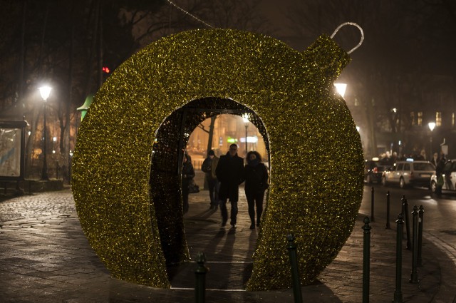W głównych punktach Krakowa królowały dotąd anioły, tej zimy tradycyjnej iluminacji towarzyszą choinkowe bańki