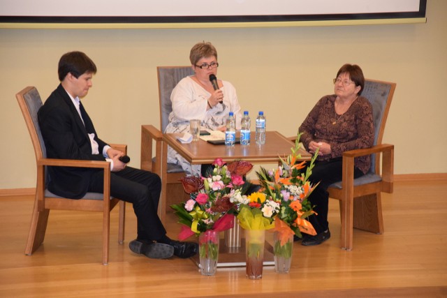 Dyskusję z Katarzyną Ludwiniak z Gimnazjum nr 23 (w środku) oraz Janiną Zgrzembską (z prawej) poprowadził Szymon Płóciennik