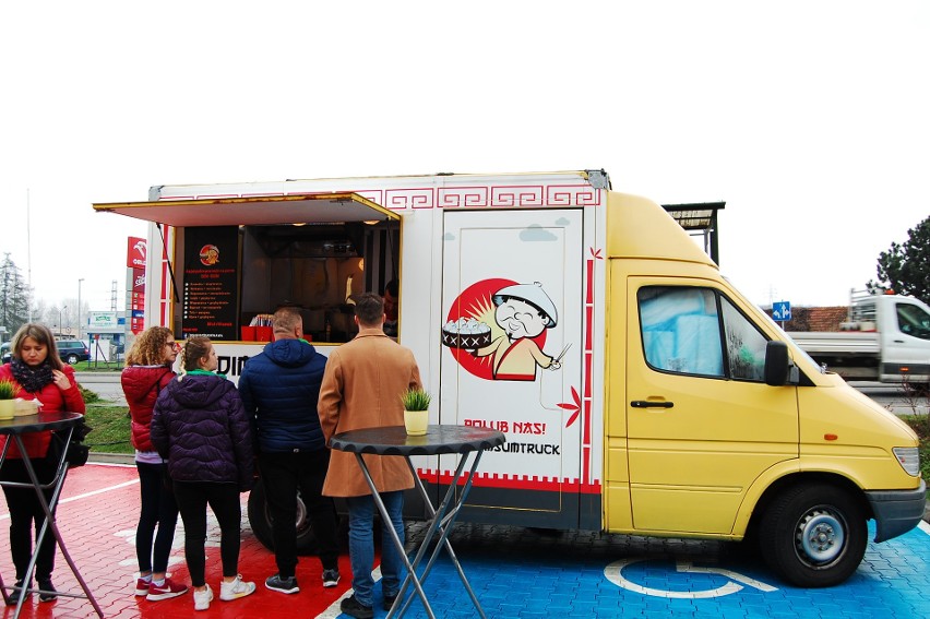 Nowy Sącz. Inwazja Food Trucków przy Galerii Sandecja. Dania z różnych stron świata tylko w ten weekend[ZDJĘCIA]