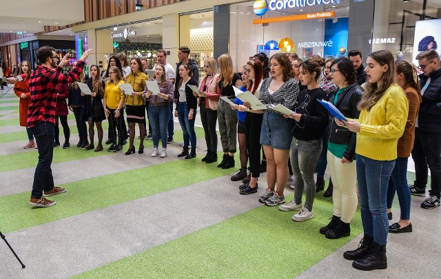 Student Wydziału Edukacji Muzycznej UKW Paweł Podkopaiev w kwietniu zorganizował flashmob „Zaśpiewaj Hymn Ukrainy” w centrum handlowym. A już 11 czerwca 2022 r. Paweł wraz ze swoimi koleżankami i kolegami z UKW oraz artystami z Ukrainy wystąpi w koncercie podczas pikniku „SMS dla Ukrainy” w Copernicanum UKW w Bydgoszczy.