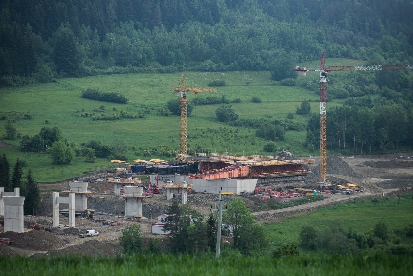 Budowa zakopianki. Budowlańcy nie próżnują, inwestycja rośnie w oczach [NOWE ZDJĘCIA]