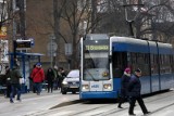 Rzucił rowerem pod koła tramwaju [WIDEO]