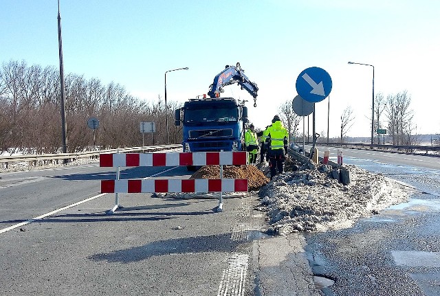 Na skrzyżowaniu w Jedlińsku zamontowano słupy, na których wkrótce zostaną zawieszone sygnalizatory świetlne.