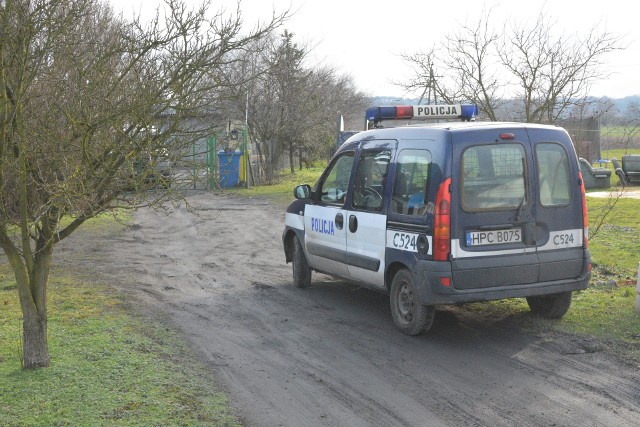 Do tzw. samobójstwa rozszerzonego - bo taką m.in. hipotezę bierze pod uwagę prokuratura - doszło w Szynychu pod Grudziądzem.