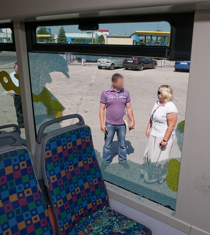 Wybita szyba w autobusie
Wybita szyba w autobusie