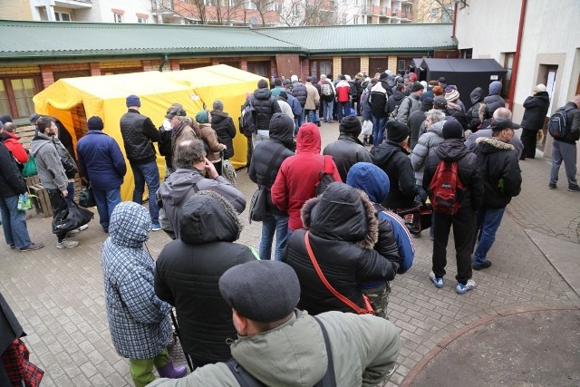 Dzis pomoc trafiła do mieszkańców Białegostoku. Tłumy potrzebujących ustawiły się w kolejce po żywność już od rana. Wolontariusze przygotowali paczki dla 3000 osób, w tym prawie 1100 dzieci. W paczkach znalazły się takie produkty, jak cukier, olej, ciasto, dżem, jabłka, kasze, klopsiki, sok.