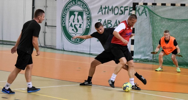 Zainaugurowana została trzecia edycja Kieleckiej Ligi Futsalu. W pierwszej kolejce najwięcej bramek padło w spotkaniach Politechniki Świętokrzyskiej z Wzdołem KrisMar i UJK Kielce ze Spartą Strawczynek. Politechnika i UJK zwyciężyły po 4:1.Organizatorem ligi jest AZS Politechnika Świętokrzyska, a patronem medialnym "Echo Dnia". - Cieszy pierwsze zwycięstwo. Mam nadzieję, że pójdziemy za ciosem i podobnie będzie w następnych kolejkach - mówił Karol Nieszporek, AZS UJK Kielce.- Nie mogliśmy zagrać w optymalnym składzie. Mieliśmy tylko jednego zawodnika na ławce rezerwowych, co było kluczowe, bo po prostu opadliśmy z sił - powiedział Dominik Chrzanowski, AKS Wzdół KrisMar.Dobry mecz ma za sobą obrońca mistrzowskiego tytułu Instal-Luk Zagnańsk, któremu na inaugurację rozgrywek przyszło się zmierzyć z PW Duet Delikatesy Centrum Radlin. Ekipie z Zagnańska zwycięstwo zapewnił Mariusz Piwowarczyk, który ustrzelił hat-tricka.- Mecz był ciężki. Beniaminek pokazał się z dobrej strony. Udało nam się wygrać i mam nadzieję, że tak będzie dalej. Chcemy obronić mistrzowski tytuł - powiedział Michał Dąbrowski, Instal-Luk Zagnańsk.Trzy bramki padły także w pojedynku MJM HURT-DETAL z ISOVER MMW Szalunki. Doświadczony zespół ISOVER MMW nie pozwolił na zbyt wiele rywalom. Wygrał 3:0.- Zaczęliśmy z mocnym i doświadczonym rywalem. Mam nadzieję, że z każdym meczem będziemy grać coraz lepiej - mówił Piotr Gołąbek, MJM HURT-DETAL._________________________________________________Wyniki pierwszej kolejki:Hydras - PŚK Fabet Konstrukcje 3:1Bramki: Krzysztof Słaby 2, Michał Cedro - Maciej Bieniek.Hydras: R. Pieras, T. Adamczyk, R. Kotwica, M. Cedro, K. Milner, B. Tutaj, K. Słaby, G. Janicki, J. Cieslik, M. Stęplewski.PŚK: D. Betka, P. Anioł, J. Bartyzel, T. Bębas, P. Sobczyk, M. Bieniek, P. Pawłowski.Najlepszy zawodnik meczu: Krzysztof Słaby (Hydras)._________________________________________________AZS Politechnika Świętokrzyska - AKS Wzdół KrisMar 4:1Bramki: Tomasz Gaj 2, Bartosz Papros, Karol Rogoziński - D. Chrzanowski.AZS: B. Majcherczyk, J. Tekiel, A . Krzymieński, T. Gaj, B. Papros , T. Gajos, D. Muc, K. Rogoziński, M. Słoka.AKS: P. Chrzanowski, D. Chrzanowski, D. Wikło, M. Wikło, D. Obara, P. Barucha.Najlepszy zawodnik meczu: Tomasz Gaj (AZS Politechnika Św.)._________________________________________________MJM HURT-DETAL - ISOVER MMW Szalunki 0:3Bramki: Karol Dudzik 2 , Karol Lurzyński,HURT-DETAL: K. Kwapisz, K. Jarząbek, W. Bartoszek, W. Gajos, F. Kaczmarski, P. Gołąbek, T. Kołodziejczyk, M. Czerwiński.ISOVER: S. Wożniak, B. Kuzincow, K. Dudzik, M. Łukasiewicz, W. Surdyk, D. Detka, K. Lurzyński, E. Lurzyński.Najlepszy zawodnik meczu: Seweryn Wożniak (ISOVER MMW Szalunki)._________________________________________________PW Duet Delikatesy Centrum Radlin - Instal-Luk Zagnańsk 0:3Bramki: Mariusz Piwowarczyk 3.Delikatesy: P. Bera, S. Satro, K. Kowalczyk, Ł. Boleń, B. Sot, A. Kowalczyk, M. Maciejski, S. Sot.Instal: Ł. Piwowar, D. Piwowarczyk, M. Piwowarczyk, M. Dąbrowski, K. Pedrycz, J. Wójcik, D. Chaba.Najlepszy zawodnik meczu : Mariusz Piwowarczyk (Instal- Luk)._________________________________________________Sparta Strawczynek - AZS UJK Kielce 1:4Bramki: Tomasz Raczyński - Karol Nieszporek 2, Norbert Wołczyk, Damian Broniewski.Sparta: W. Tkaczyk, M. Tkaczyk, P. Surma, A. Nawara, M. Picheta, K. Bielawski, T. Raczyński.AZS UJK: K. Nieszporek, D. Kozera, S. Cacace, N. Wołczyk, Ł. Misiara, E. Rozmysłowski, P. Kulczyński, Ł. Skalski, D. Broniewski, W. Nogacki, P. Pietrzyk.Najlepszy zawodnik meczu : Karol Nieszporek (AZS UJK Kielce)._________________________________________________Sport CK - viGO! Quickpack Polska 1:2Bramki: Filip Postawa - Krystian Sornat, samobójcza.Sport Ck: M. Trela, J. Łapot, B. Marynowski, F. Postawa, M. Zychalski, M. Jędrychowski, K. Blicharski, K. Wijas, K. Marek, J. Bodzioch, M. Sałkiewicz.Najlepszy zawodnik meczu : Krystian Sornat (viGO! Quickpack Polska).(dor)