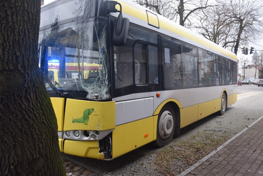 Sieradz: Chwile grozy pasażerów autobusu, który uderzył w...