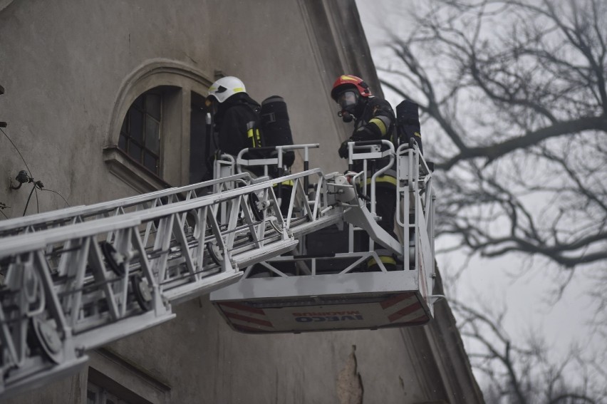 Pożar pałacu w Wojnowicach. Zawalił się fragment dachu....