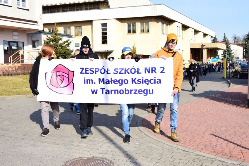 Tarnobrzeg. Uczniowie "Małego Księcia" solidarni z Ukraińcami. Protestują przeciwko napaści Rosji na Ukrainę (FOTO)