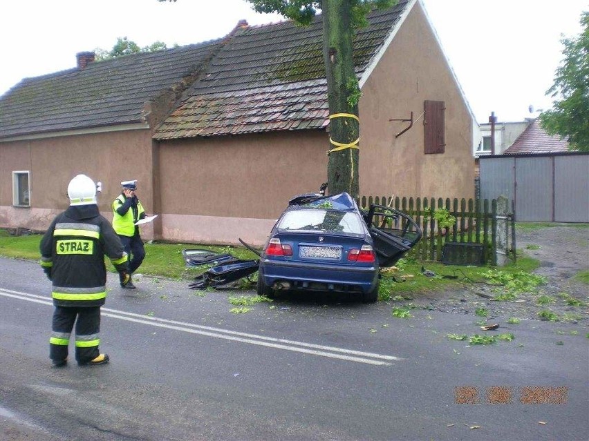 Wypadek w Zielinie. BMW uderzyło w drzewo.