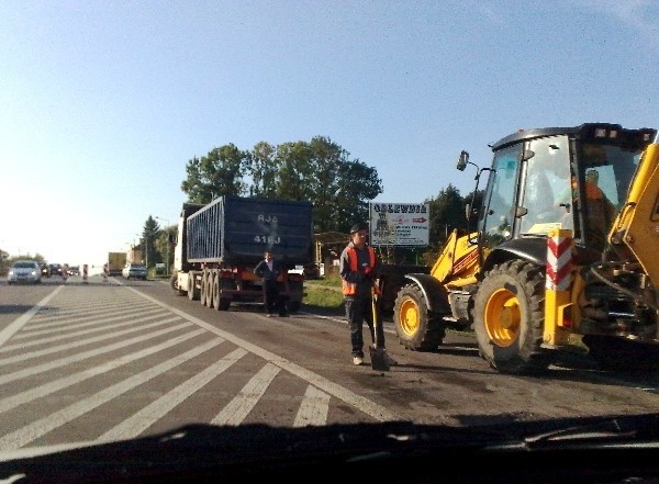 Drogowcy prowadzą remont głównej drogi w Orłach.